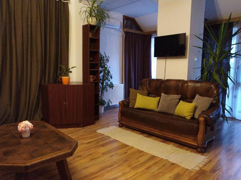 Erzsebet Vendeghaz Es Apartman ไฮจ์ดุสโซบอสโล ภายนอก รูปภาพ