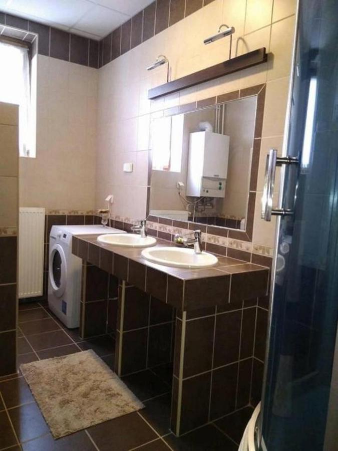 Erzsebet Vendeghaz Es Apartman ไฮจ์ดุสโซบอสโล ภายนอก รูปภาพ