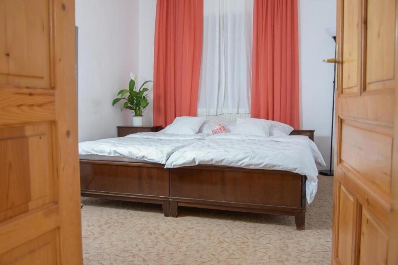 Erzsebet Vendeghaz Es Apartman ไฮจ์ดุสโซบอสโล ภายนอก รูปภาพ