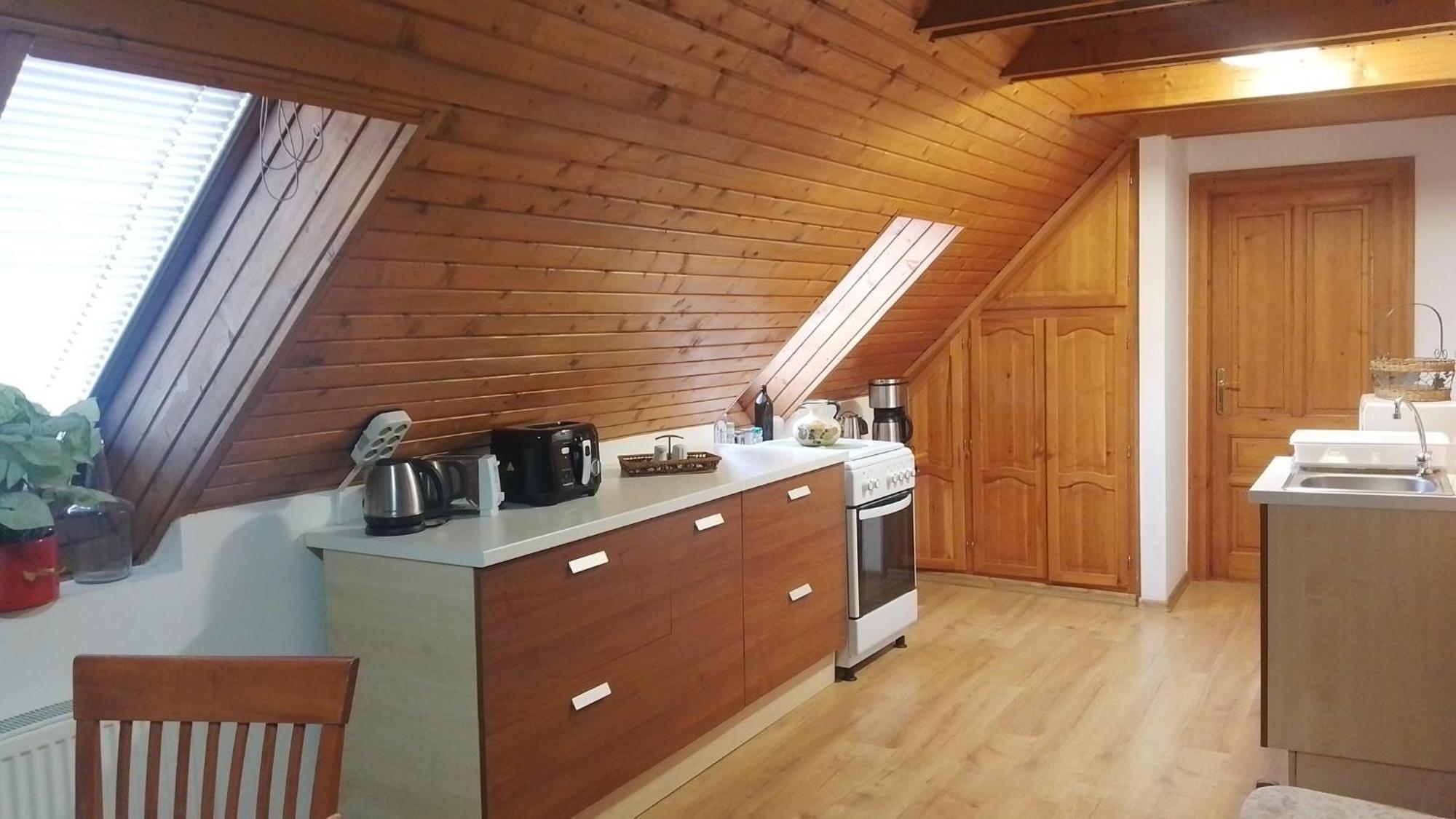 Erzsebet Vendeghaz Es Apartman ไฮจ์ดุสโซบอสโล ภายนอก รูปภาพ