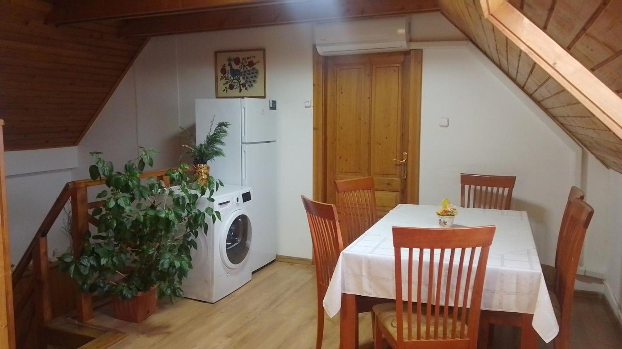 Erzsebet Vendeghaz Es Apartman ไฮจ์ดุสโซบอสโล ภายนอก รูปภาพ