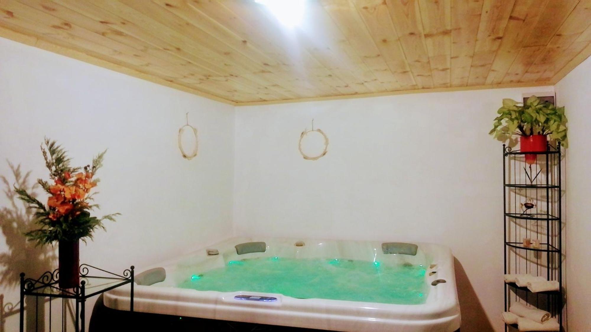 Erzsebet Vendeghaz Es Apartman ไฮจ์ดุสโซบอสโล ภายนอก รูปภาพ