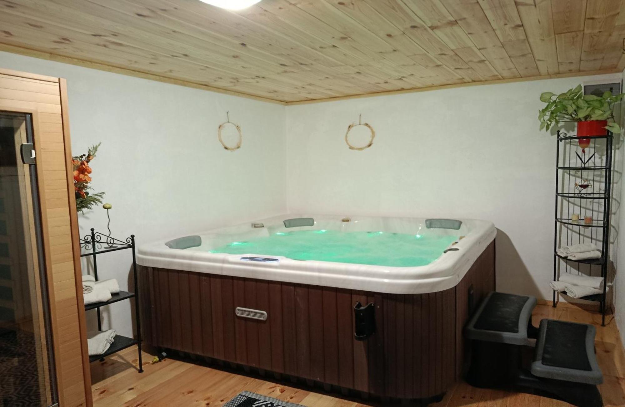 Erzsebet Vendeghaz Es Apartman ไฮจ์ดุสโซบอสโล ภายนอก รูปภาพ