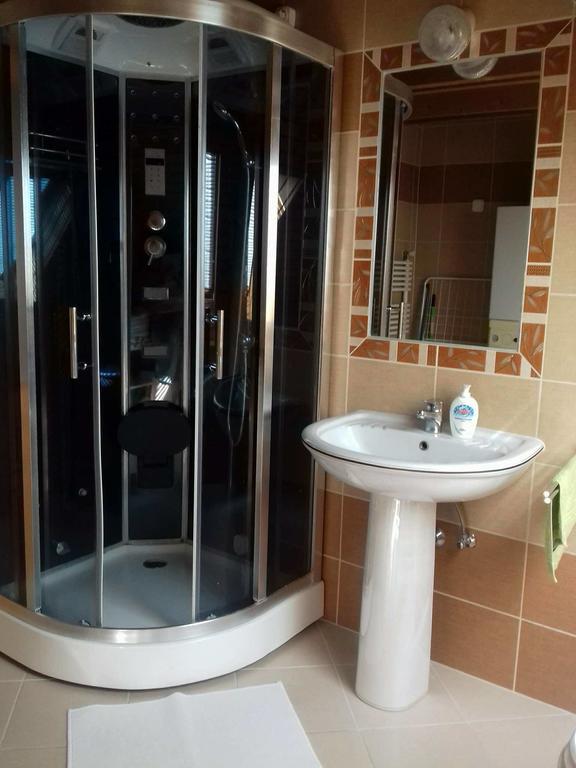 Erzsebet Vendeghaz Es Apartman ไฮจ์ดุสโซบอสโล ภายนอก รูปภาพ