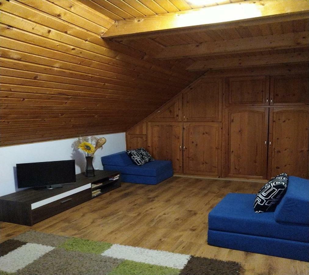 Erzsebet Vendeghaz Es Apartman ไฮจ์ดุสโซบอสโล ภายนอก รูปภาพ